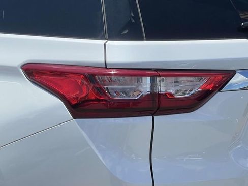 Used 2019 Chevrolet Traverse LT FWD image 11