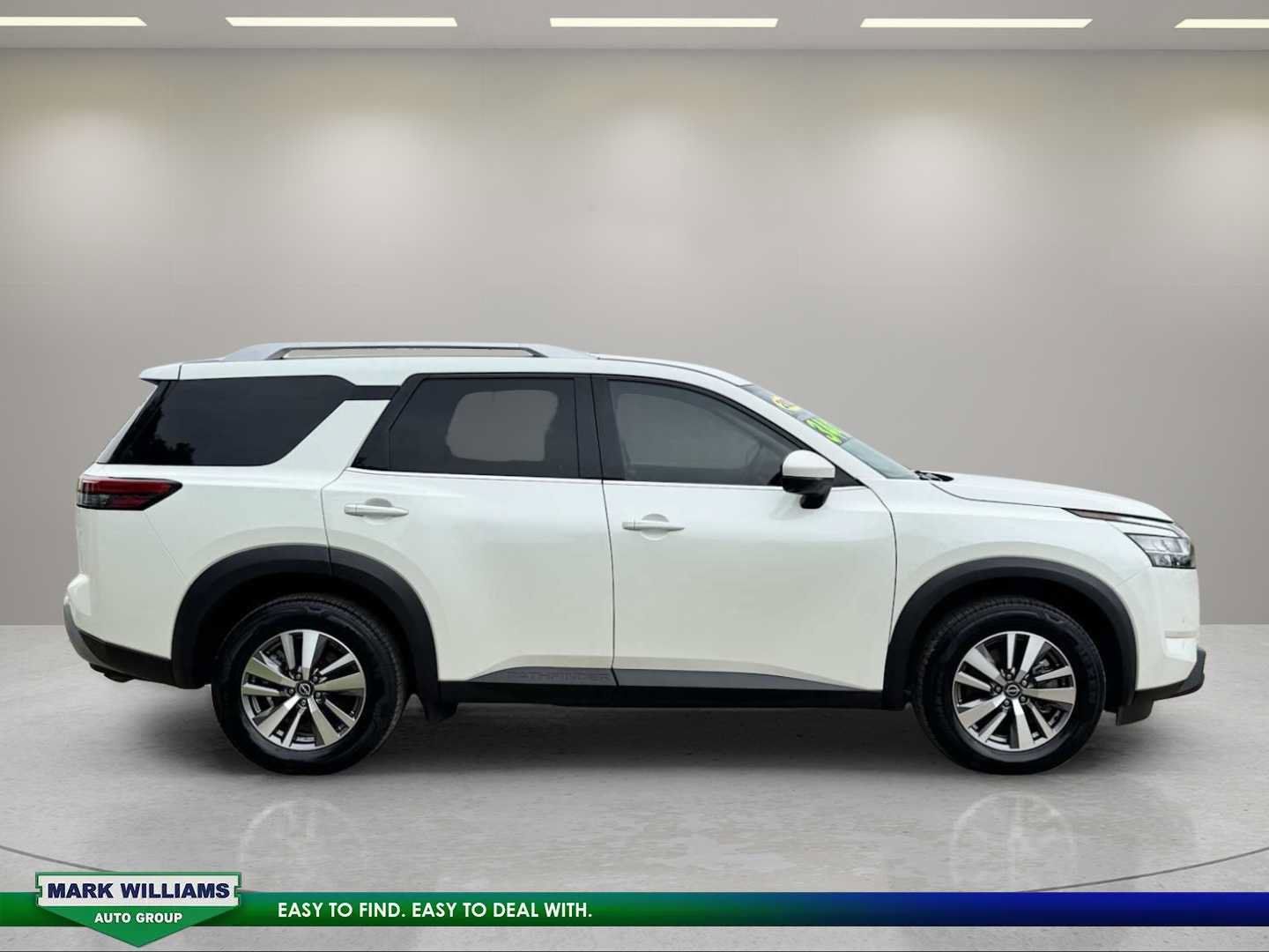 Used 2023 Nissan Pathfinder SL AWD/4WD image 10