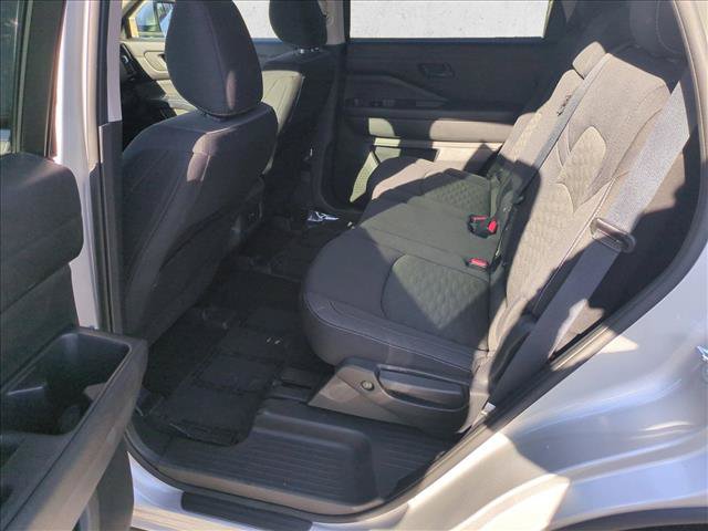 Used 2024 Nissan Pathfinder SV AWD/4WD image 18