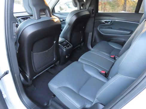 Used 2020 Volvo XC90 T6 Momentum image 12