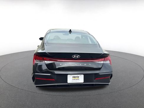 Used 2025 Hyundai Elantra SEL image 17