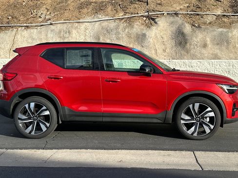 Used 2025 Volvo XC40 B5 Plus image 3