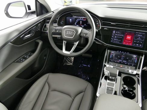 Used 2024 Audi Q8 Premium image 22