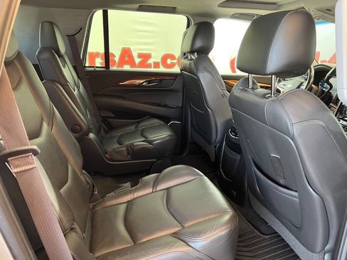 Used 2017 Cadillac Escalade Luxury image 8