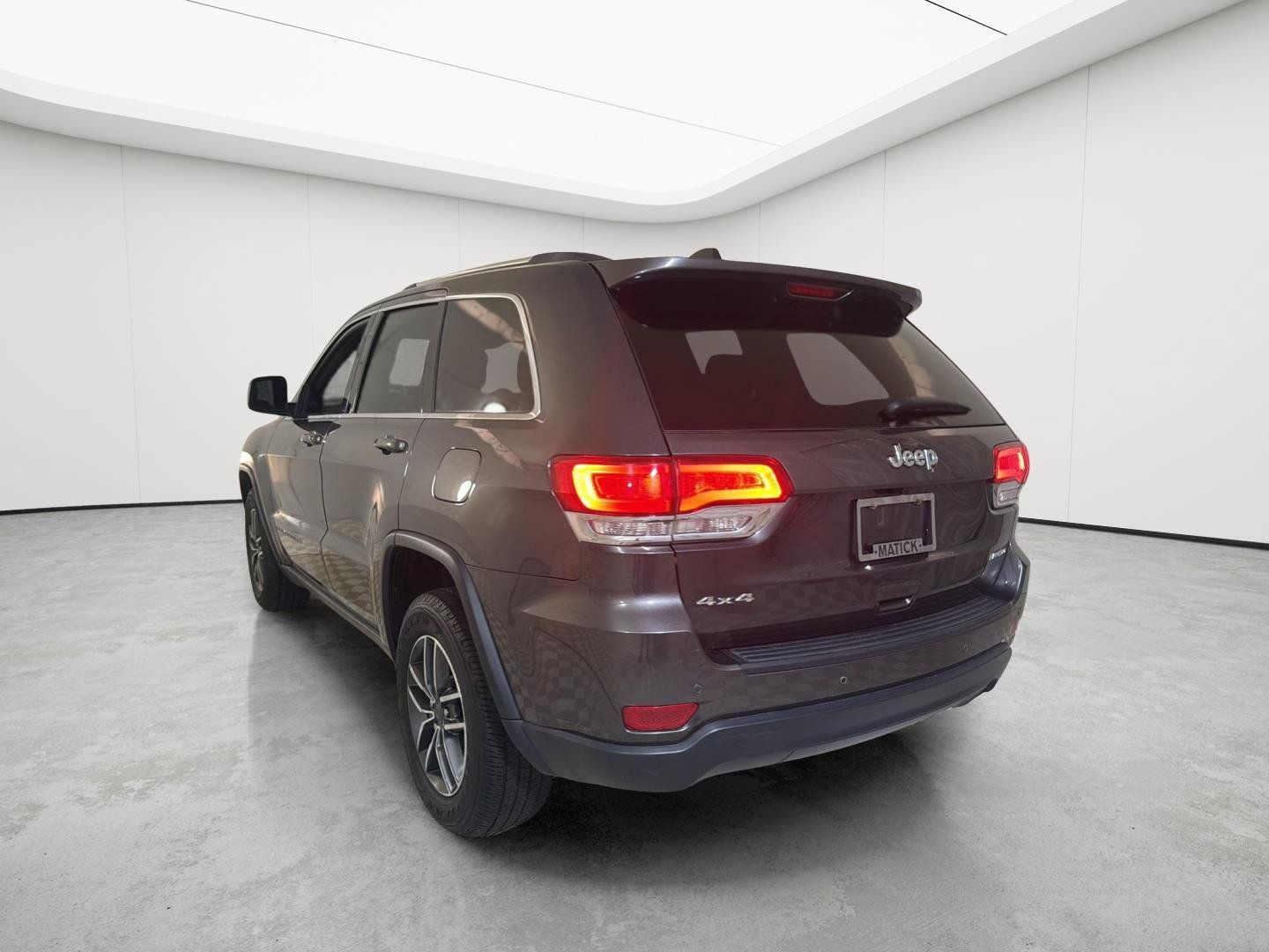 Used 2019 Jeep Grand Cherokee Laredo w/ 18" Wheel & 8.4" Radio Group AWD/4WD image 4