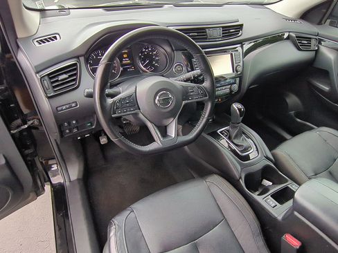 Used 2017 Nissan Rogue Sport SL w/ SL Premium Package image 16