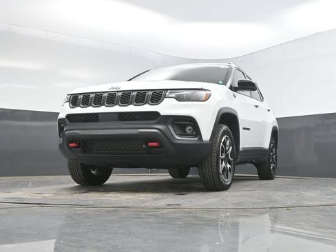 Used 2025 Jeep Compass Trailhawk AWD/4WD image 36