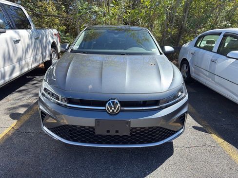 Used 2025 Volkswagen Jetta SE image 3