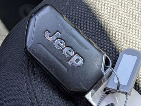 Used 2022 Jeep Wrangler Sport image 31