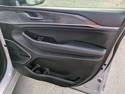 Used 2021 Jeep Grand Cherokee L Overland w/ Luxury Tech Group IV AWD/4WD image 32