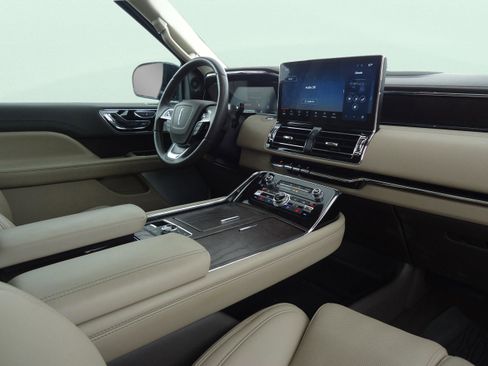 Certified 2024 Lincoln Navigator Reserve AWD/4WD image 31