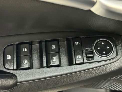 Used 2021 Kia Seltos S FWD image 17