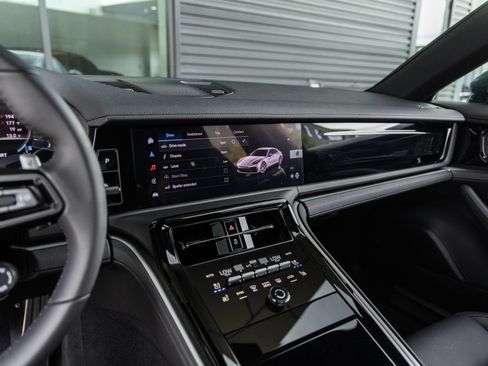 Used 2025 Porsche Panamera image 31