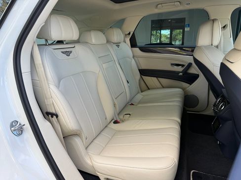 Used 2020 Bentley Bentayga image 24