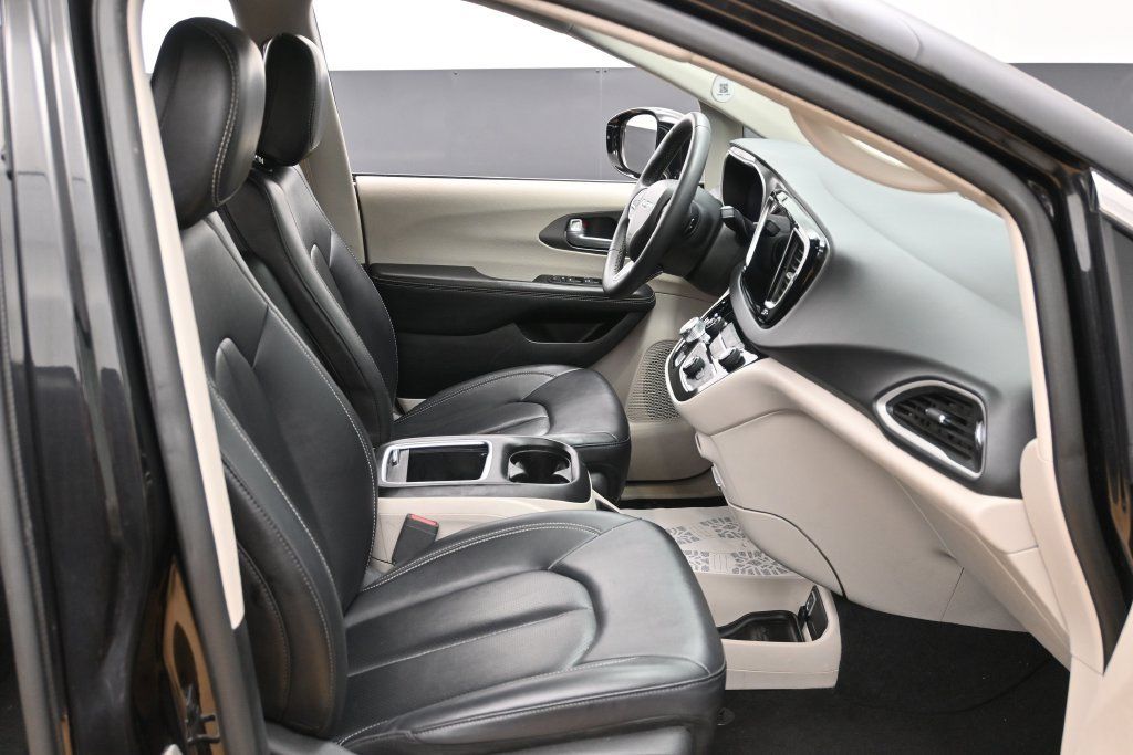 Used 2024 Chrysler Pacifica Touring-L FWD image 27