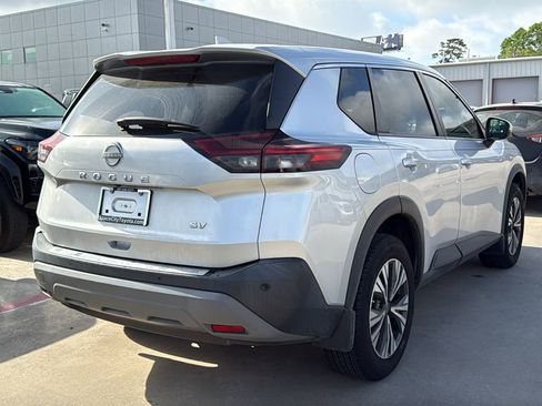 Used 2022 Nissan Rogue SV image 3