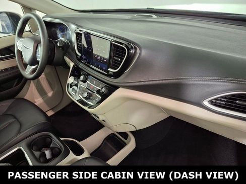 Used 2023 Chrysler Pacifica Touring-L image 32