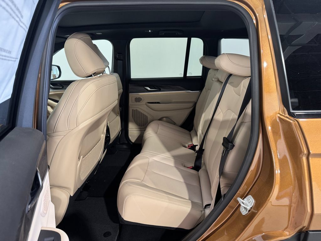 New 2026 Jeep Grand Cherokee Limited w/ Luxury Tech Group II AWD/4WD image 19