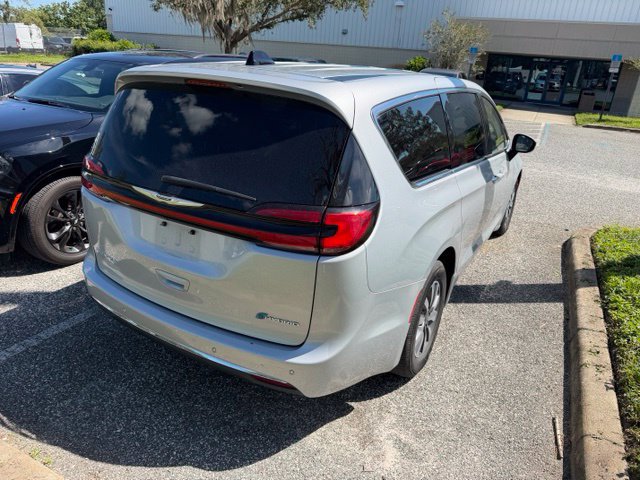 Used 2023 Chrysler Pacifica Touring-L FWD image 3