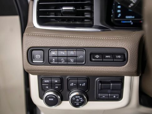 Used 2022 GMC Yukon Denali w/ Denali Premium Package AWD/4WD image 39