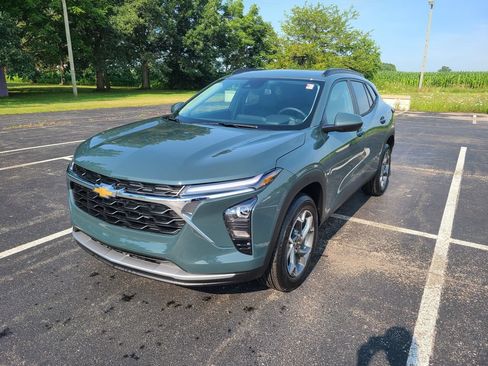 New 2026 Chevrolet Trax LT w/ LT Convenience Package FWD image 3
