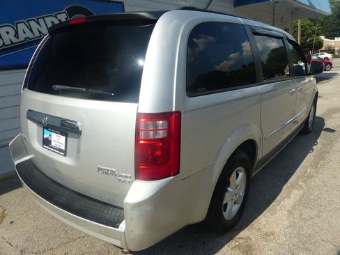 Used 2010 Dodge Grand Caravan SXT FWD image 5