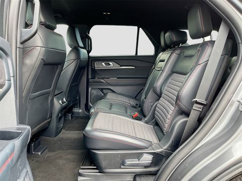 Used 2025 Ford Explorer ST-Line w/ ST-Line Street Pack image 23