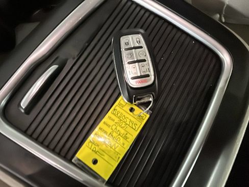 Used 2021 Chrysler Pacifica Touring-L FWD image 23