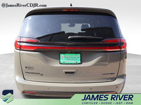 Used 2025 Chrysler Pacifica Limited FWD image 4