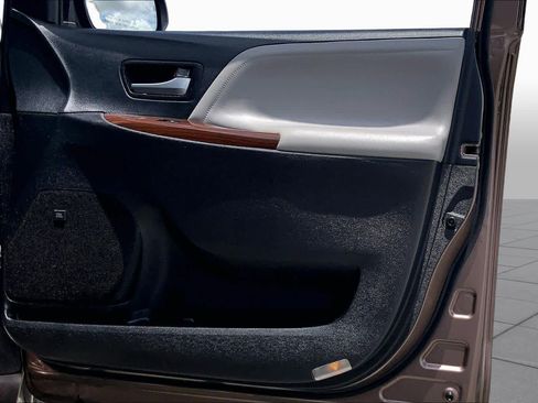 Used 2018 Toyota Sienna Limited FWD image 22