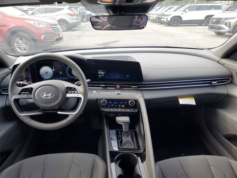Used 2025 Hyundai Elantra SEL image 8