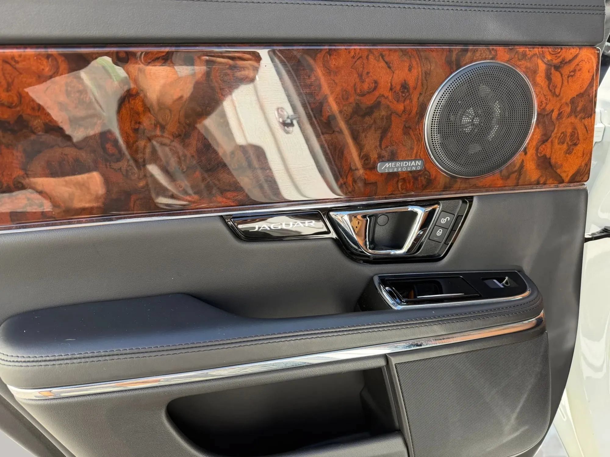 Used 2018 Jaguar XJ R-Sport RWD image 15