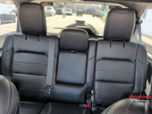 Used 2018 Jeep Wrangler Unlimited Sahara AWD/4WD image 28