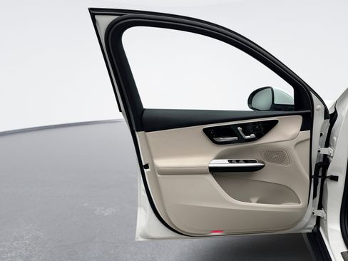 Used 2025 Mercedes-Benz GLC 300 4MATIC image 9