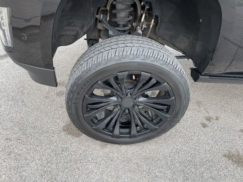 Used 2018 Cadillac Escalade Premium Luxury RWD image 34