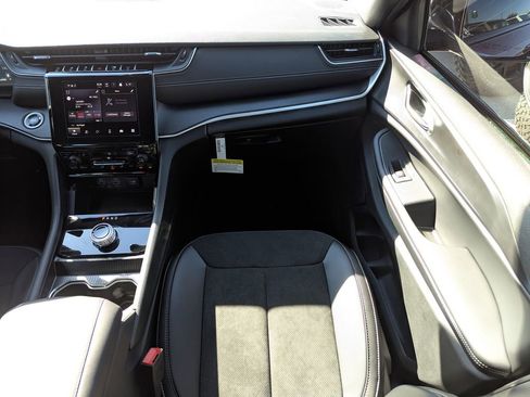 New 2025 Jeep Grand Cherokee Altitude AWD/4WD image 16