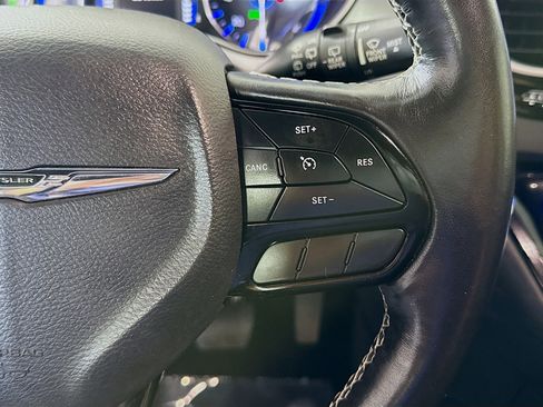 Used 2020 Chrysler Pacifica Touring-L w/ S Appearance Package image 15