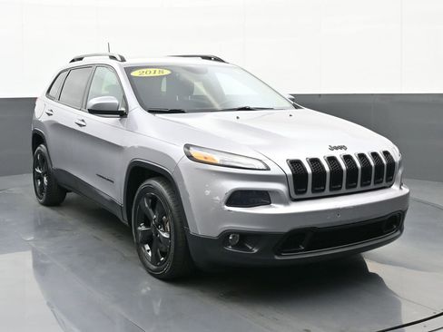 Used 2018 Jeep Cherokee Latitude w/ Altitude Package FWD image 1