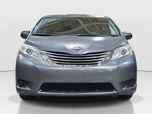 Used 2017 Toyota Sienna LE image 2