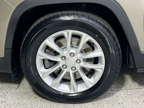 Used 2019 Jeep Cherokee Latitude w/ Popular Appearance Group image 16