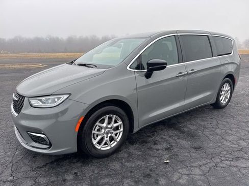 Used 2025 Chrysler Pacifica Select image 1