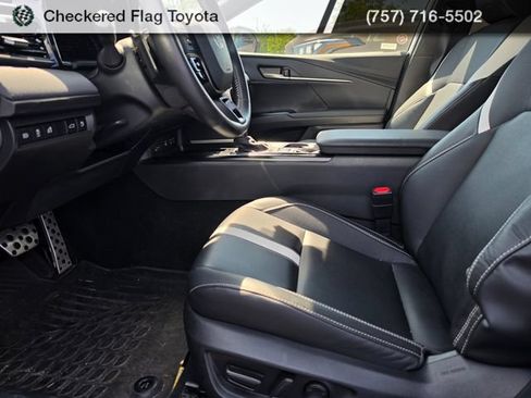 Used 2025 Toyota Camry SE FWD image 8