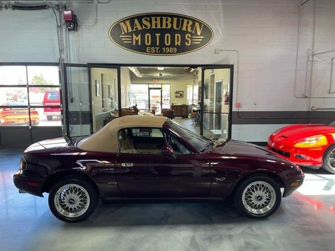 Used 1995 MAZDA MX-5 Miata M-Edition RWD image 8