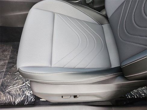 New 2025 Volkswagen Tiguan SE image 30