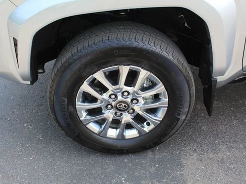Used 2024 Toyota Tacoma Limited w/ Limited Package (LT) AWD/4WD image 11