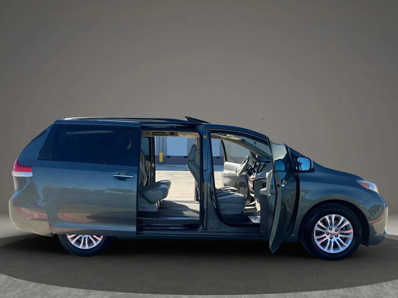 Used 2011 Toyota Sienna XLE w/ XLE Navigation Pkg FWD image 15
