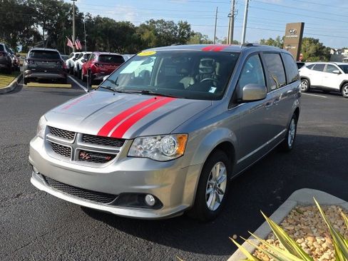 Used 2019 Dodge Grand Caravan SXT image 2