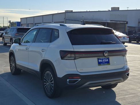 Used 2025 Volkswagen Taos SE image 6