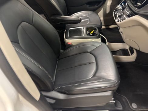 Used 2023 Chrysler Pacifica Touring-L image 35
