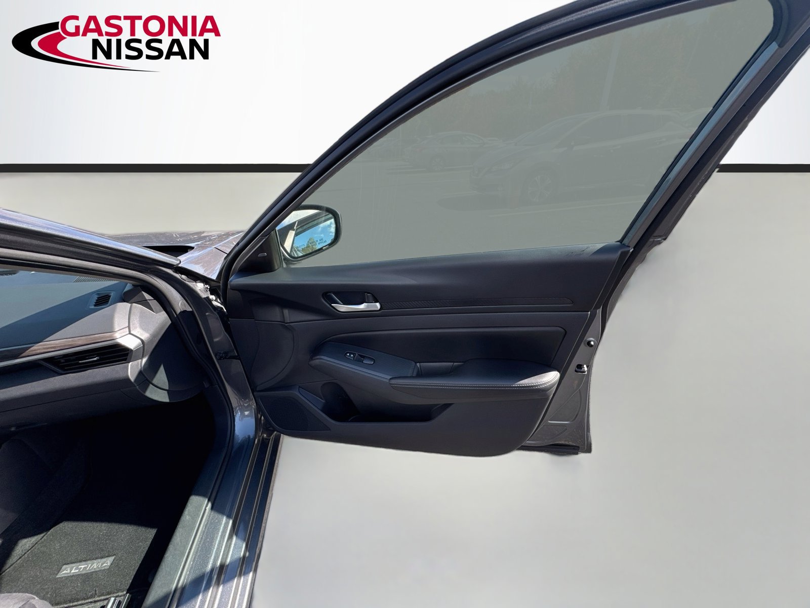 Used 2025 Nissan Altima 2.5 SV FWD image 39